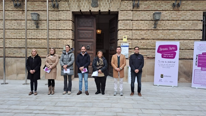 Acto en el 25N en la Plaza de la Constitución de Barbastro.