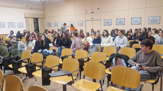 El aula ha comenzado a llenarse para asistir a la última sesión de las jornadas. Foto Myriam Martínez