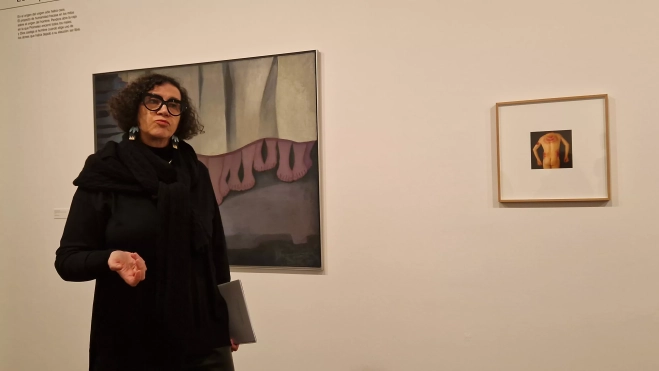 Chus Tudelilla, junto a una obra de María Cruz Sarvisé y otra de Javier Codesal. Foto Myriam Martínez