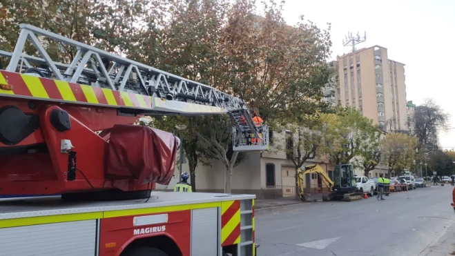 Los bomberos, en el lugar de la rotura