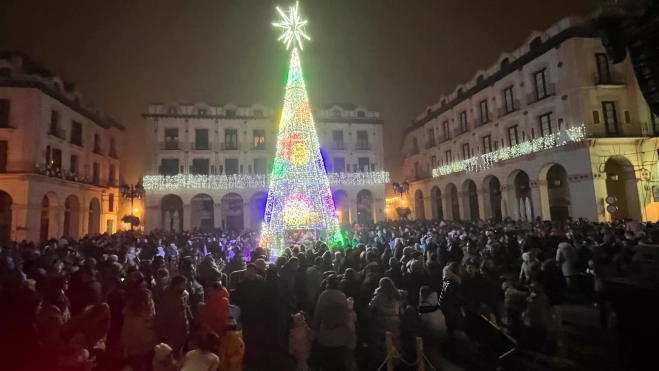 Árbol que preside la plaza López Allué esta Navidad.