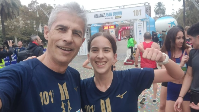 Clara Lacoma, con su padre y entrenador José Mari Lacoma, en la Jean Bouin.