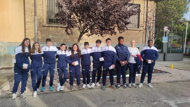 Cadetes e Infantiles del Club Judo Binéfar en su visita al Instituto Aragonés de la Juventud.