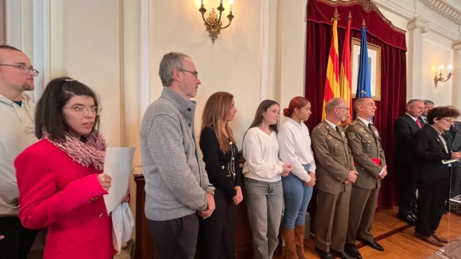 Representantes de diferentes colectivos han leído cuatro artículos de la Constitución.