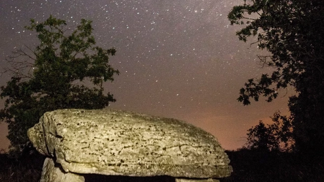 Parte de la imagen que ha logrado el segundo premio: 'Dolmen du Pech Laglaire face à la Voice Lactée'. Parte de la imagen que ha logrado el segundo premio: 'Dolmen du Pech Laglaire face à la Voice Lactée'.