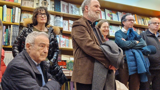 Algunos de los asistentes a la presentación del nuevo libro de Martínez de Pisón en la Anónima. Foto Myriam Martínez