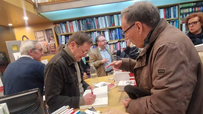 Firma de libros, al término de la presentación. Foto Myriam Martínez