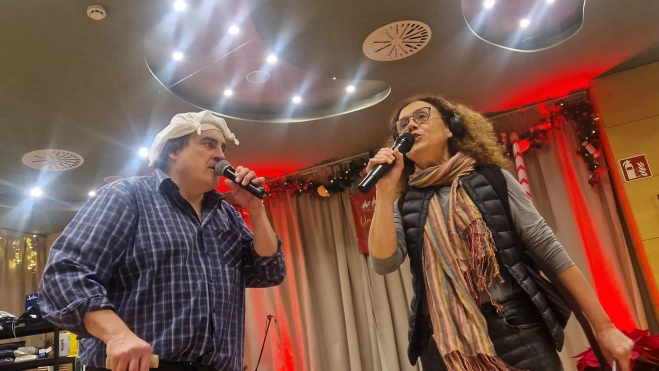 Juan Carlos Giménez e Inma Cáceres, en la fiesta navideña y solidaria de Cáritas Huesca 2024. Foto Myriam Martínez 