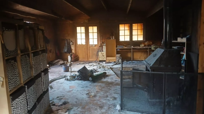 Imagen del estado de una de las aulas de la escuela de Caneto afectada por un incendio.