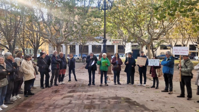 Concentración ante Educación para pedir que se investigue al inspector jefe de Huesca. 