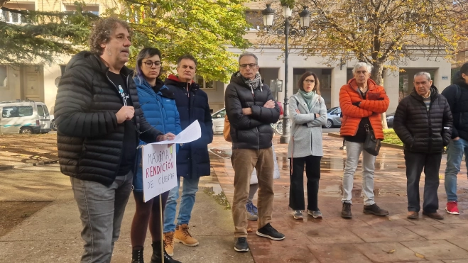 Concentración ante Educación para pedir que se investigue al inspector jefe de Huesca 