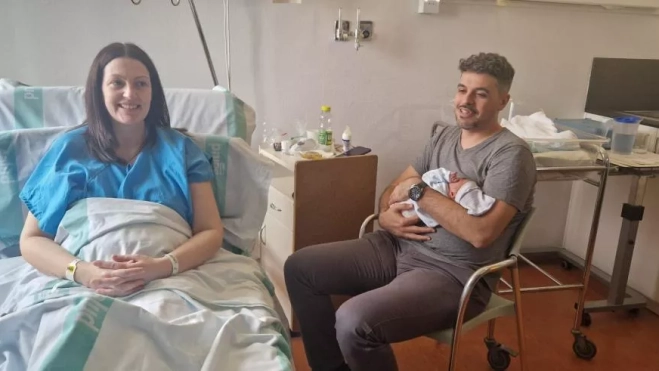 Sara Ruiz y Chema Del Prado, con su hija Roma, primera bebé aragonesa de 2025