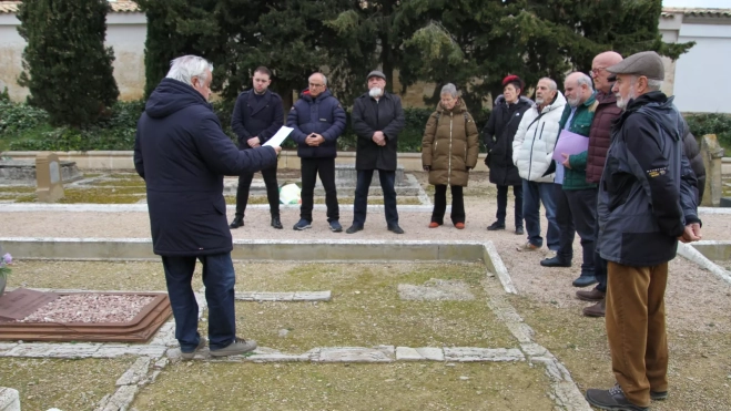 Acto celebrado en el cementerio. Foto Carlos Neofato