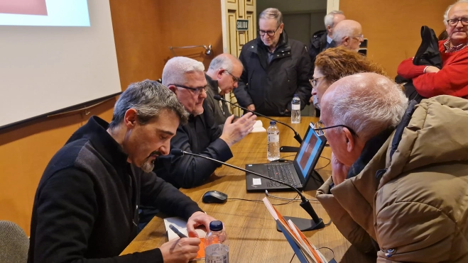 Los autores, firmando ejemplares de El hombre que enseñaba a leer. Foto Myriam Martínez