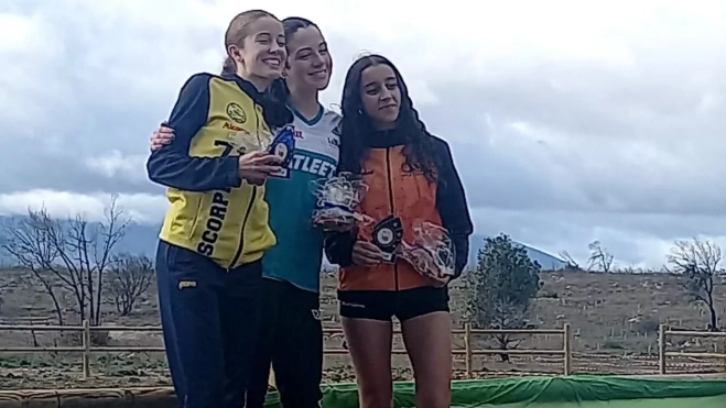 Fadwa Lachhab, a la derecha, subcampeona de Aragón Sub-18 de cross.