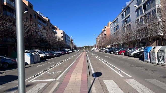 Carril bici en el nuevo tramo de la avenida Pirineos, que desemboca en el aparcamiento de Lorengar.