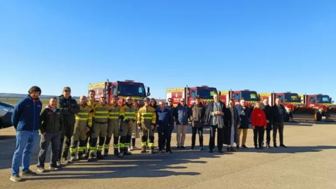 Representantes de la Consejería ypersonal de Infoar, junto a los nuevos vehículos. Representantes de la Consejería ypersonal de Infoar, junto a los nuevos vehículos.