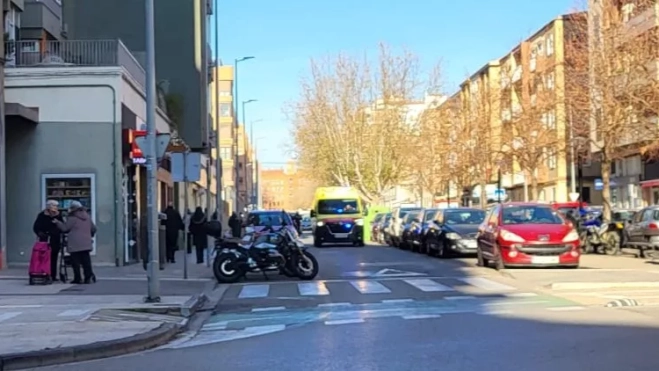 Una ambulancia traslada a la herida al Hospital San Jorge. 