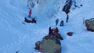 Herido un montañero al caerle un bloque de hielo en Canal Roya.