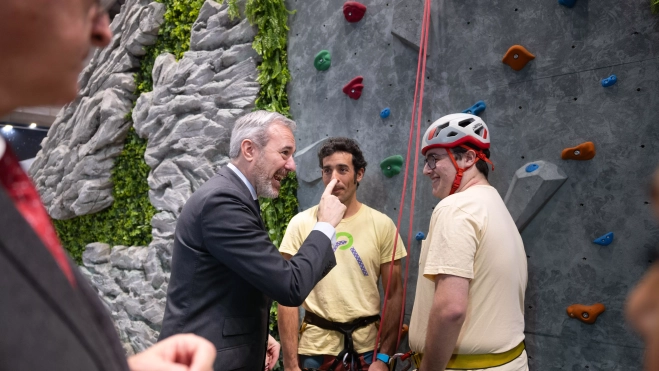 Jorge Azcón en la zona de escalada del estand