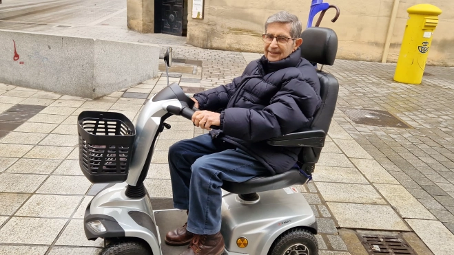 "La moto ha sido mi salvación", afirma Emeterio Giménez. Foto Myriam Martínez