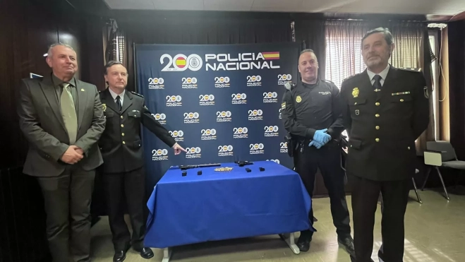 Carlos Campo, Javier Calvo y Gabriel Atarés junto a las armas halladas en la operación.