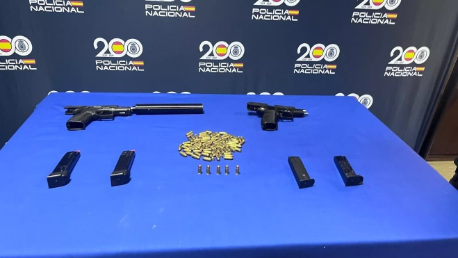 Pistolas, cargadores y cartuchos que estaban en poder de uno de los detenidos.