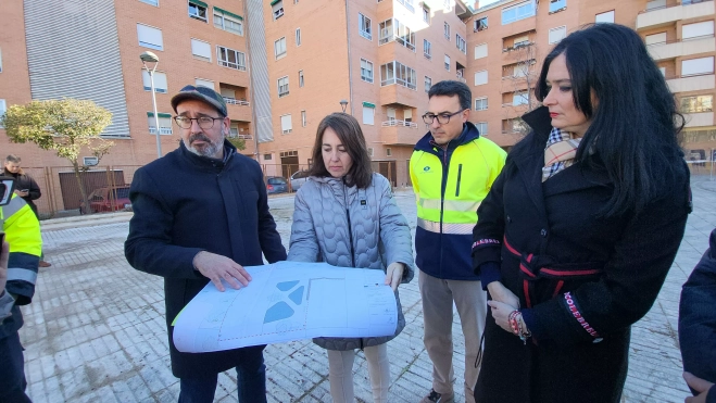 Técnicos municipales y de la empresa muestran el proyecto.