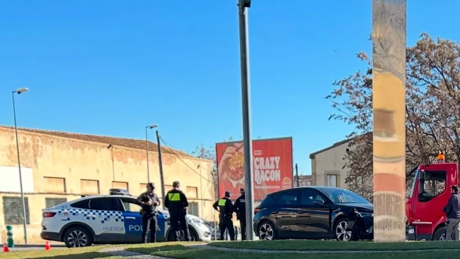 La Policía Local, junto al coche y la escultura