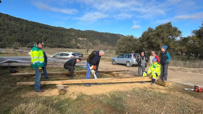 Preparación de los dos remos para las nabatas. Preparación de los dos remos para las nabatas.