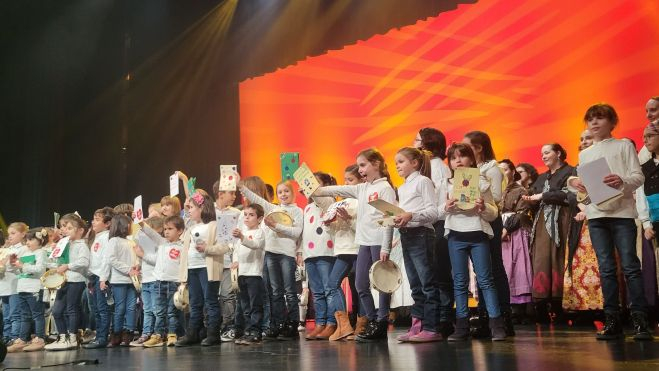 Más de cien niños participaron en la gala. Foto Myriam Martínez