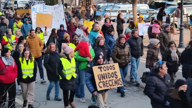 Nueva concentración en Benasque contra una nueva sección delegada del instituto.