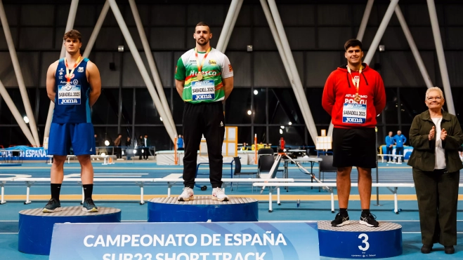 Javi Cruz en lo más alto del podio. Foto RFEA