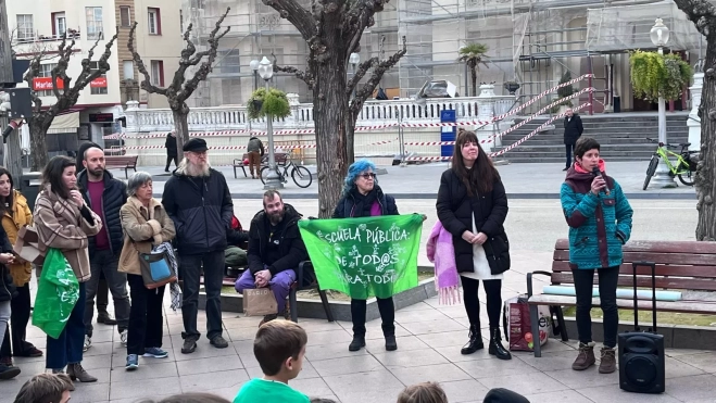 Imagen de la concentración en la plaza de Navarra. Foto Mercedes Manterola