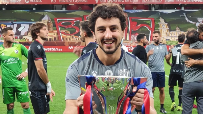 Alberto de la Fuente con el trofeo de campeón del Huesca de Segunda División