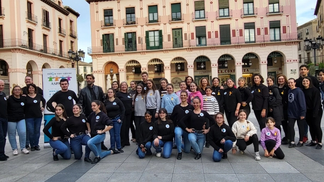 Participantes en el Flashmob jotero de Aspanoa.