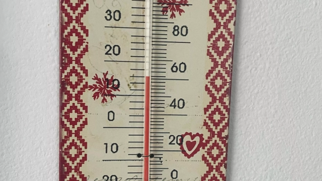 Termómetro con poco más de dieciséis grados Termómetro con poco más de dieciséis grados