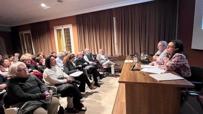 Natalia Juan y Ana Isabel Lapeña en el inicio del acto. Natalia Juan y Ana Isabel Lapeña en el inicio del acto.
