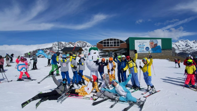 Esquiadores disfrazados en Formigal-Panticosa. Esquiadores disfrazados en Formigal-Panticosa.