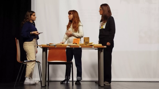 Irene Abad, a la derecha, preparando el evento. Irene Abad, a la derecha, preparando el evento.