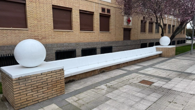 Banco reparado y pintado junto a la Cruz Roja. Banco reparado y pintado junto a la Cruz Roja.