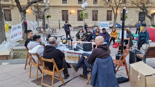 Dos refugiados han contado sus experiencias en el programa de radio. Foto Myriam Martínez Dos refugiados han contado sus experiencias en el programa de radio. Foto Myriam Martínez
