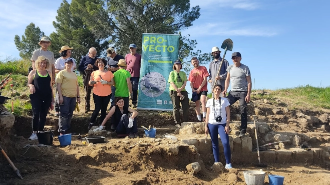 Equipo de voluntarios y el arqueólogo. Equipo de voluntarios y el arqueólogo.