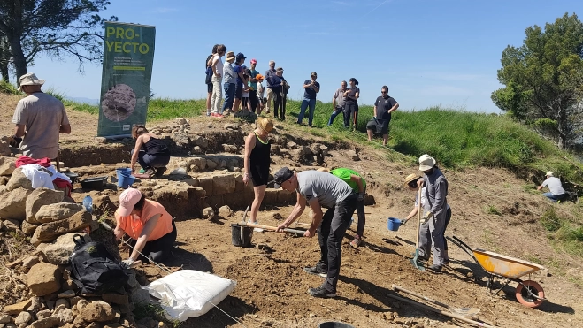 Trabajos y visita guiada al yacimiento. Trabajos y visita guiada al yacimiento.