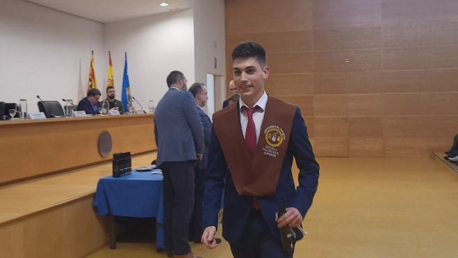 Uno de los nuevos graduados, tras recibir la banda. Uno de los nuevos graduados, tras recibir la banda.