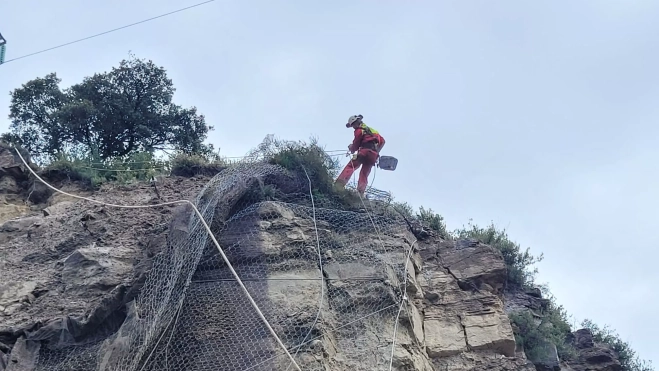 Trabajos en la ladera afectada por el desprendimiento en la A-139. Trabajos en la ladera afectada por el desprendimiento en la A-139.