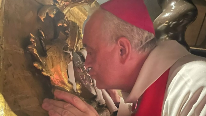 El obispo Ángel Pérez besa los pies del Santo Cristo de los Milagros El obispo Ángel Pérez besa los pies del Santo Cristo de los Milagros