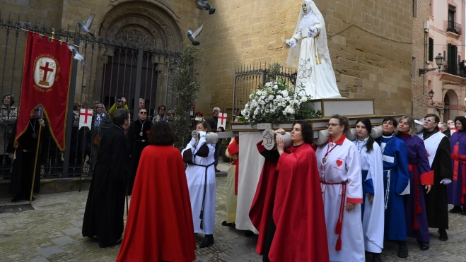 Las palomas vuelan junto a la Virgen de la Esperanza Las palomas vuelan junto a la Virgen de la Esperanza