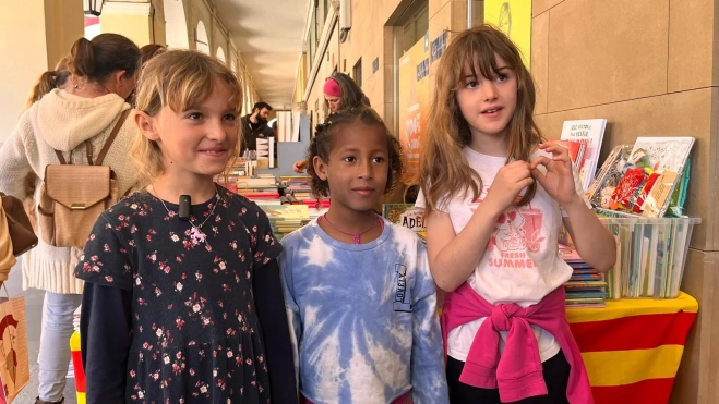 Tres jóvenes lectoras en el Día del Libro. Tres jóvenes lectoras en el Día del Libro.