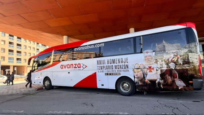 Imagen del autobús vinilado en la estación de Huesca. Imagen del autobús vinilado en la estación de Huesca.